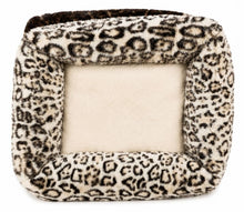 Bett im Leo Design