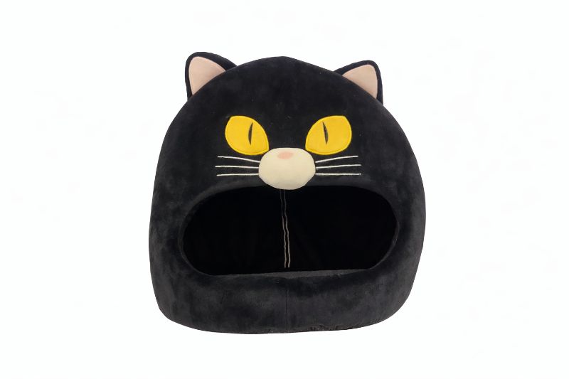Höhle schwarze Katze mit Katzengesicht und Ohren